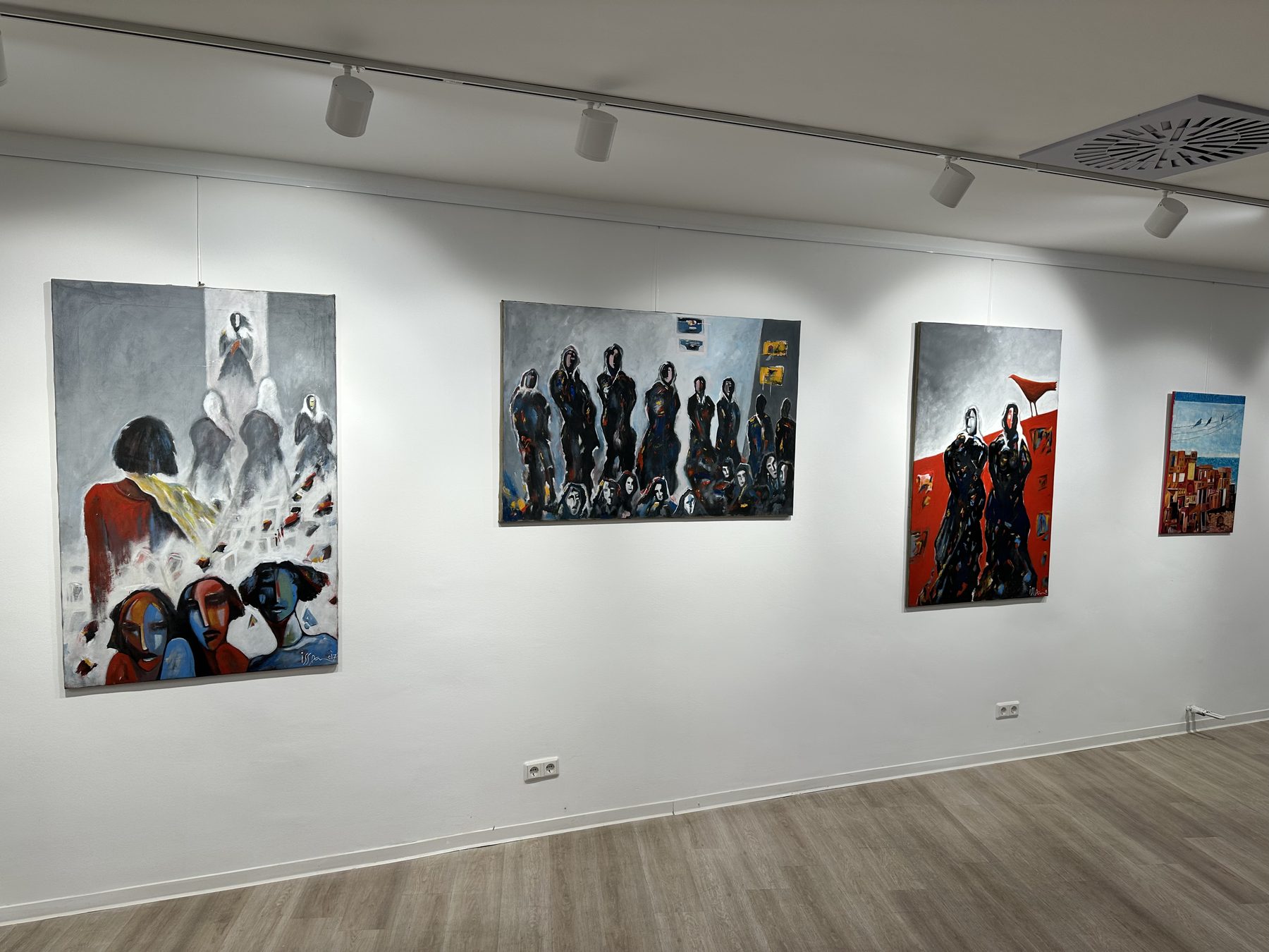 Ausstellungsraum von INANNA mit vier großformatigen Gemälden an weißer Wand